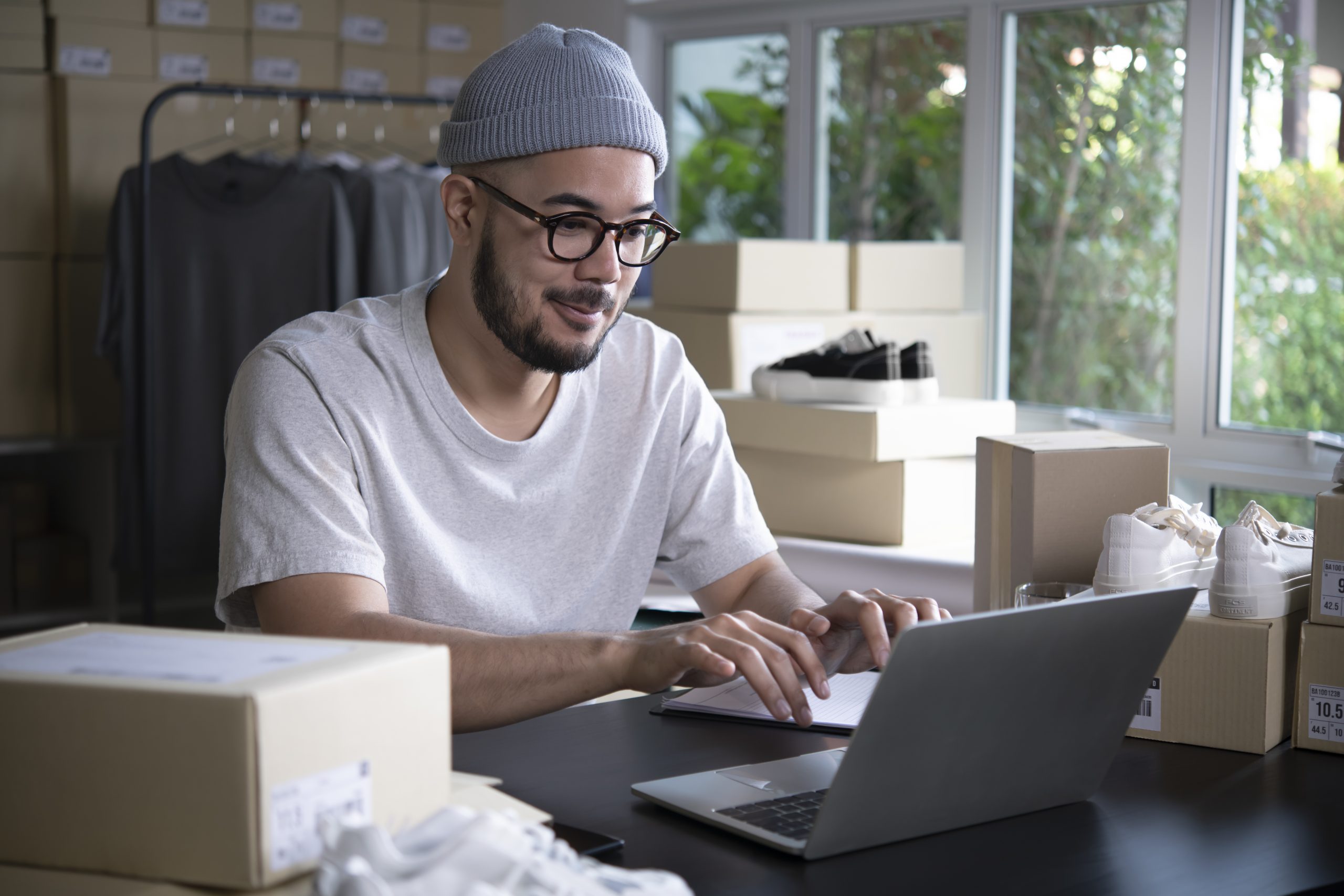 homem mexendo no cumputador, se preparando para vender no Amazon Marketplace na Black Friday